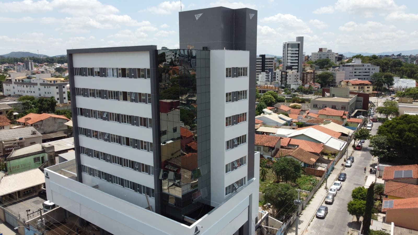 Vista aérea de drone de prédio comercial durante avaliação técnica de fachada